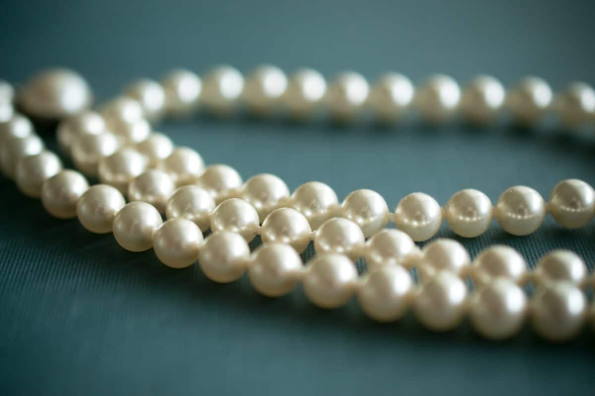 Des bijoux avec perles pour un cadeau inoubliable de première communion