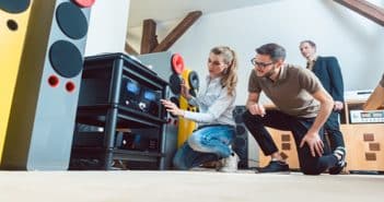 La réparation des chaînes hifi : quels intérêts ? Deux personnes qui allument une chaîne hifi