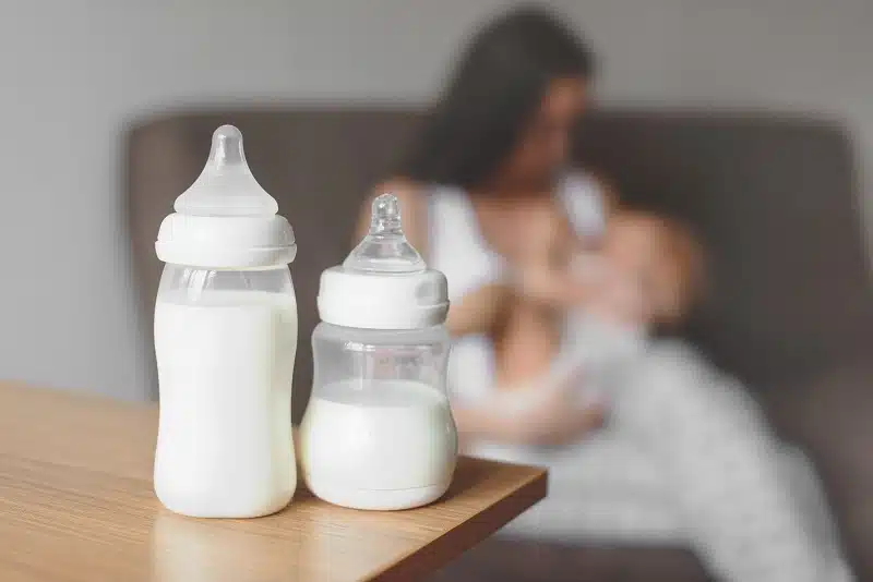 Le lait en poudre pour bébé : une alternative sûre et pratique à l'allaitement maternel