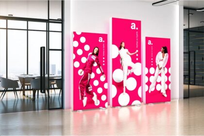 Panneaux publicitaires lumineux LED adsystem de différents formats installés dans un espace bureau moderne