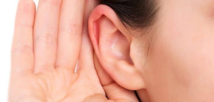 Une personne atteinte d'un trouble auditif