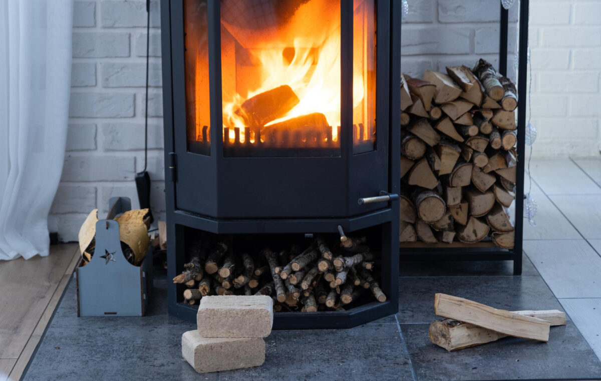 Briquettes de combustible faites de sciure de bois pressée pour allumer la cheminée