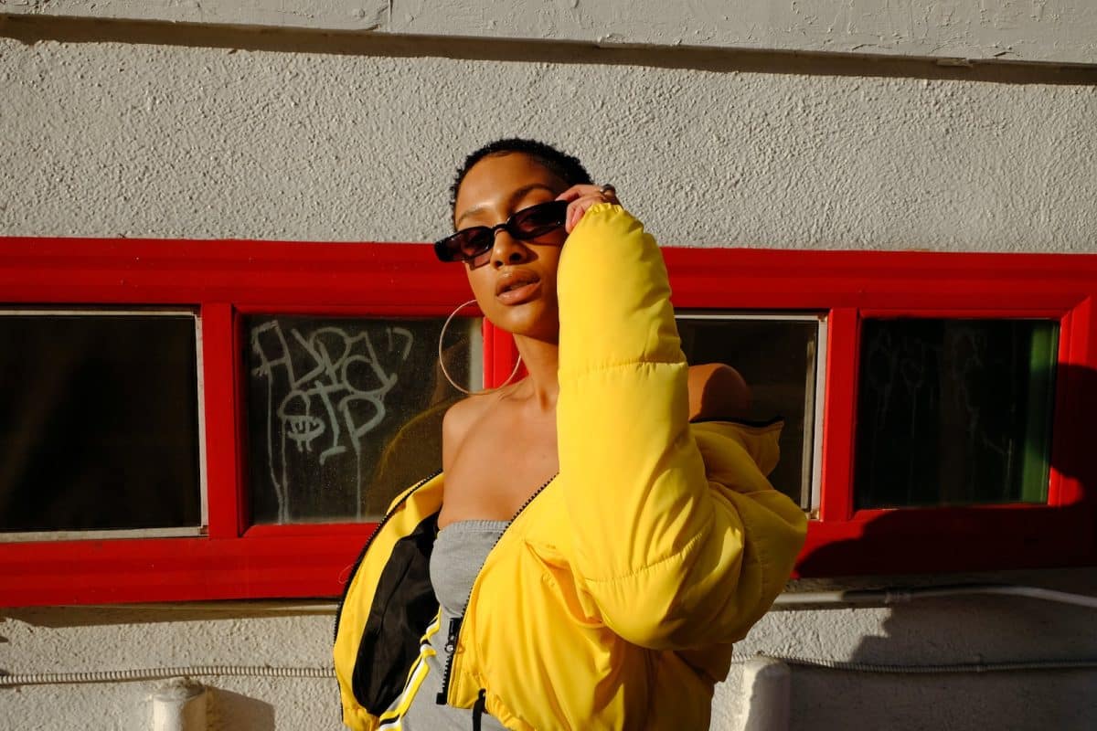Femme avec look streetwear 2023