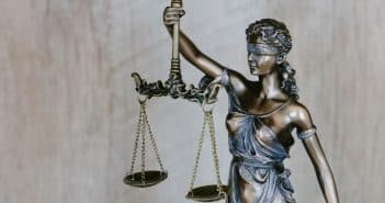 Commissaire de justice : quelles sont ses missions ? woman holding sword statue during daytime
