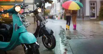 La meilleure façon de recharger une batterie de scooter / moto