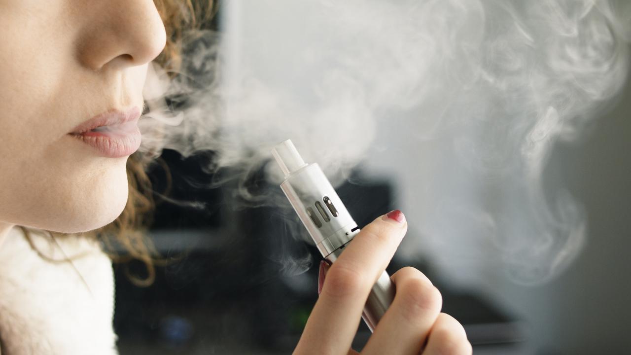 Flacon d'e-liquide avec étiquette colorée