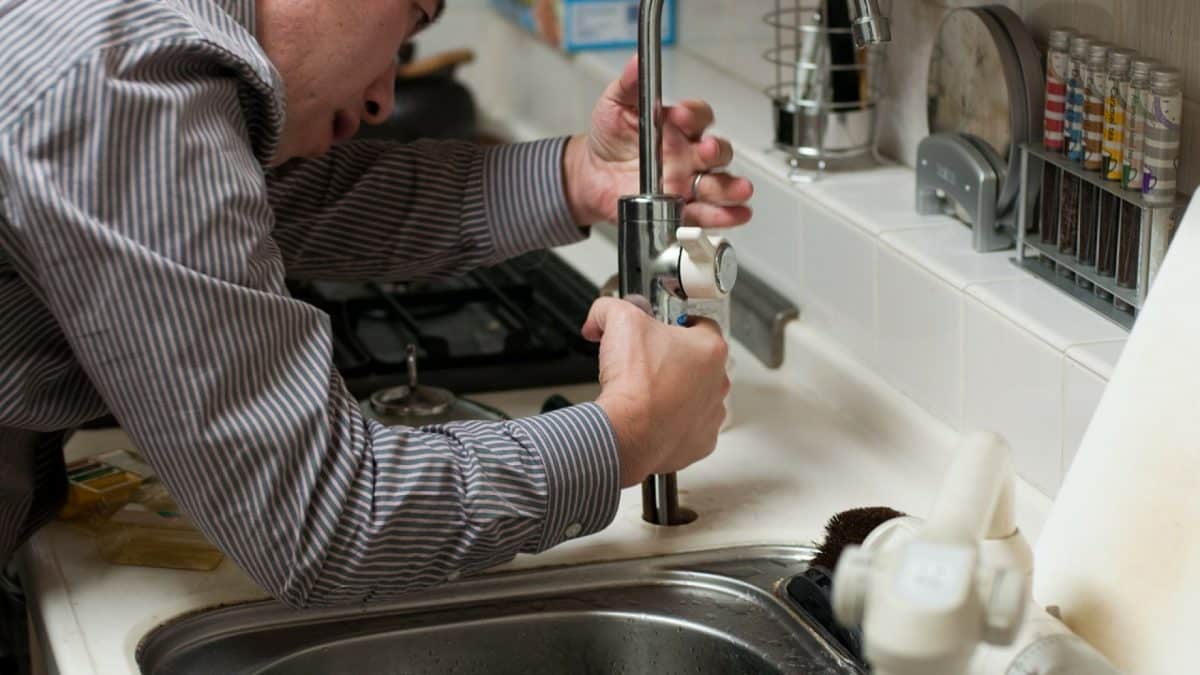 Faire appel à un plombier expérimenté pour le débouchage de canalisations en urgence