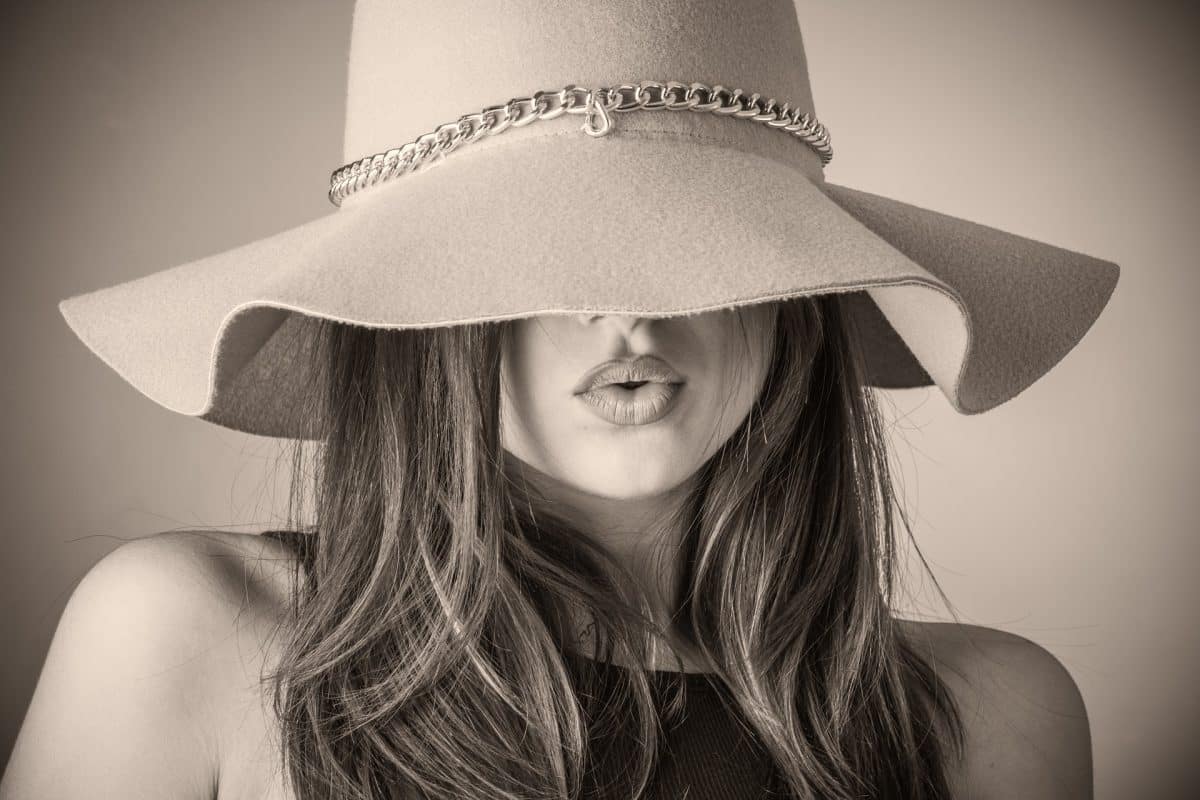 femme avec un chapeau