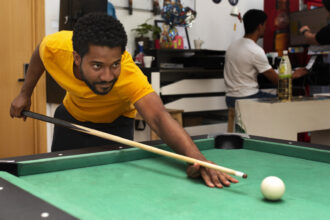 Fléchettes, billard et baby-foot : le plaisir des jeux de table à la maison