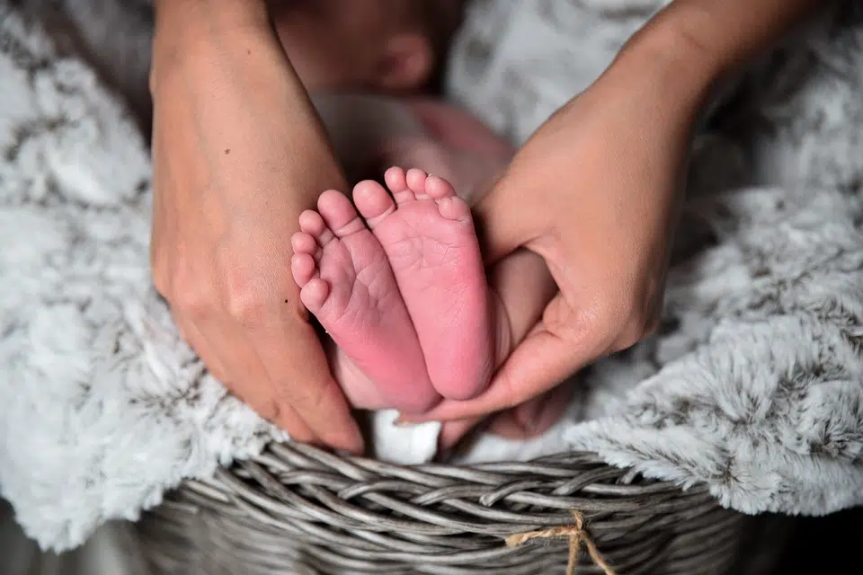 Les pieds d'un nouveau né