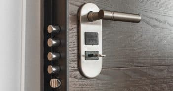 Comment bien installer une serrure de la porte d’entrée ?