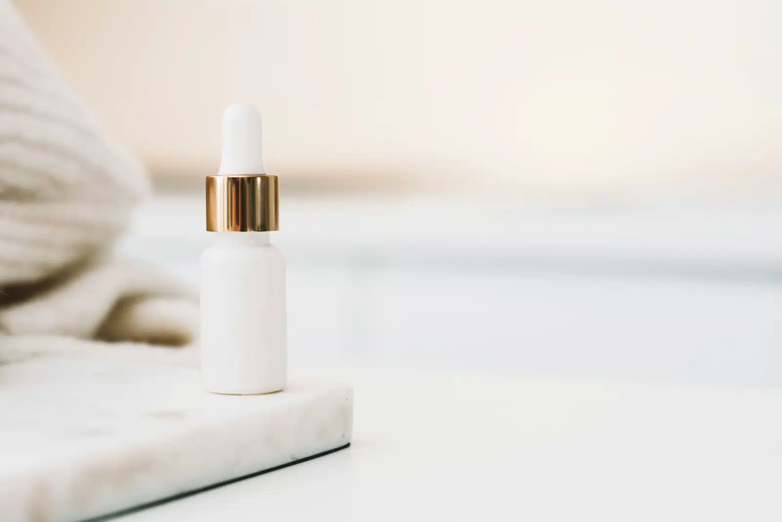 un produit de beauté au packaging clair