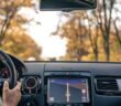 une femme au volant d'une voiture