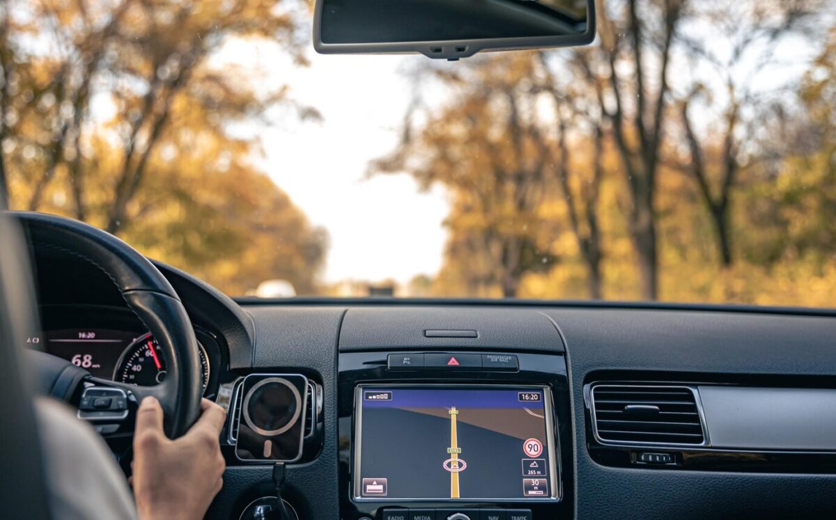 une femme au volant d'une voiture