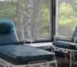 des fauteuils dans une veranda