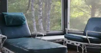 des fauteuils dans une veranda