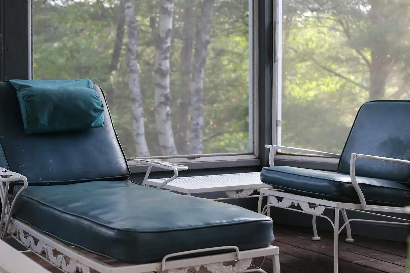 des fauteuils dans une veranda